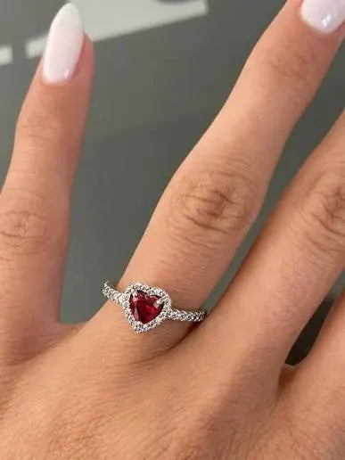 Mano con el anillo corazón rojo de plata 925 puesto